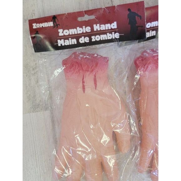 Severed hand set zombie Halloween scary blood lawn prop - Picture 3 of 8